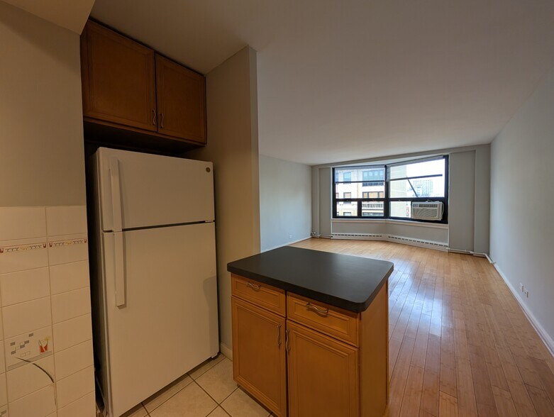 Building Photo - 429 W Wellington Ave