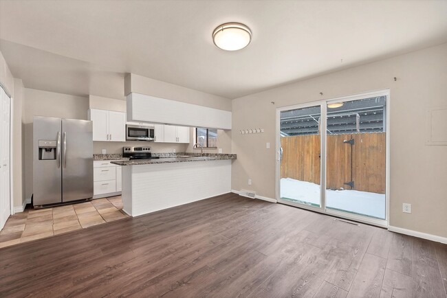 Building Photo - Bright & Spacious Townhome in Lakewood 2bd 2.5ba