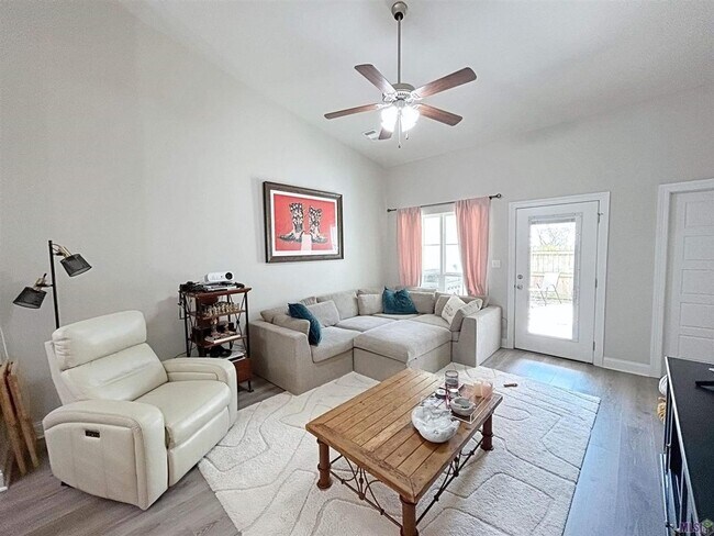 Building Photo - 2 Bedroom Townhome Near LSU| Gated Community