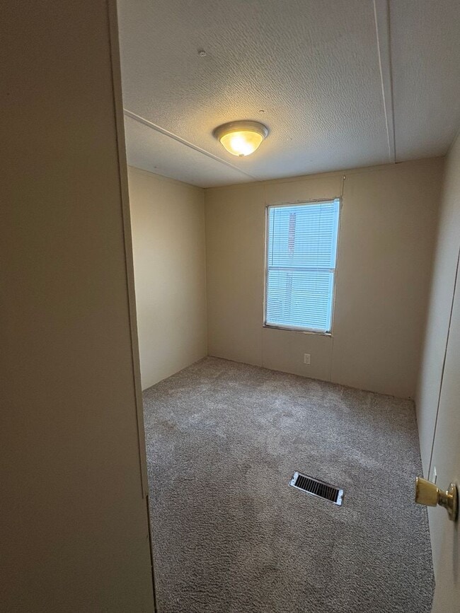 Building Photo - 3 Bed 2 Bath Mobile Home in Yorktowne!