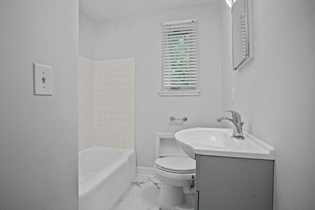 Building Photo - Renovated 2BR/1BA Condo close to shopping and the hospital