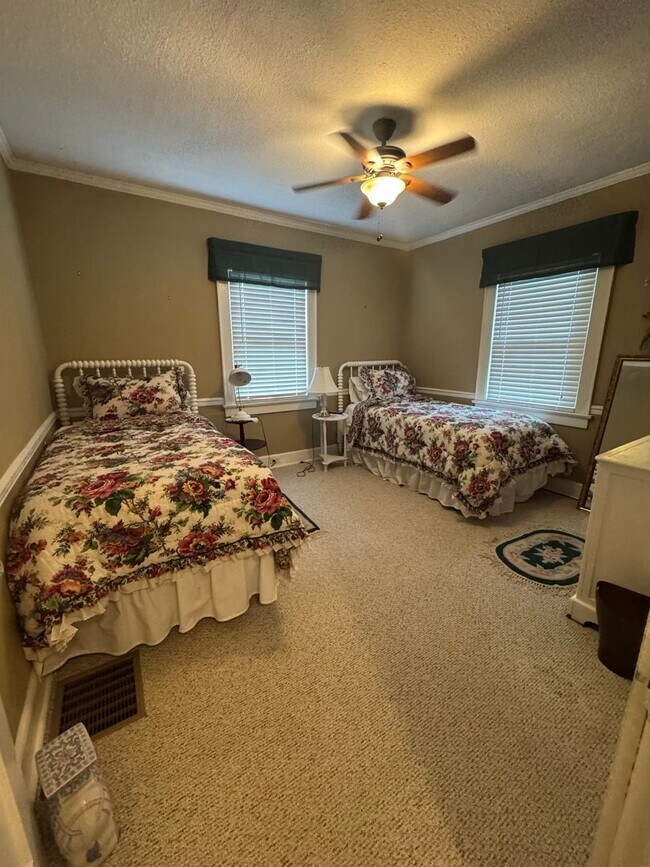 Building Photo - Knoxville 37917 - 2 bedroom, 1 bath - call Lisa Vineyard 865-216-9334