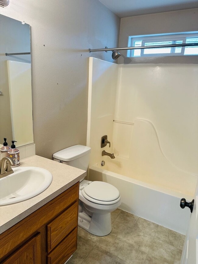 Building Photo - Charming Home in Terrific Central Location