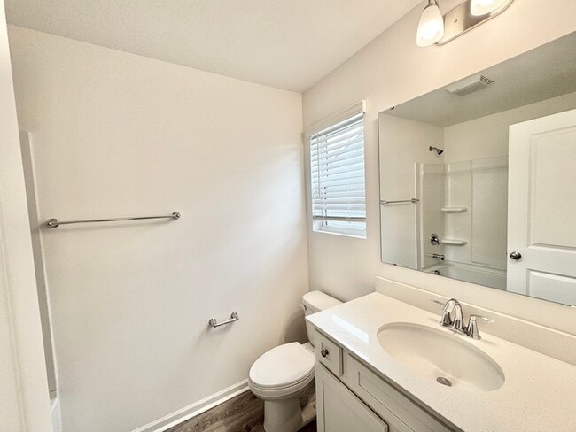 Building Photo - Charming two bedroom 2 1/2 bath townhome
