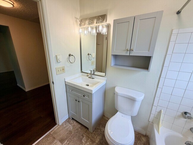 Building Photo - 1mo Free! Updated Top Floor 2-Bed with Was...