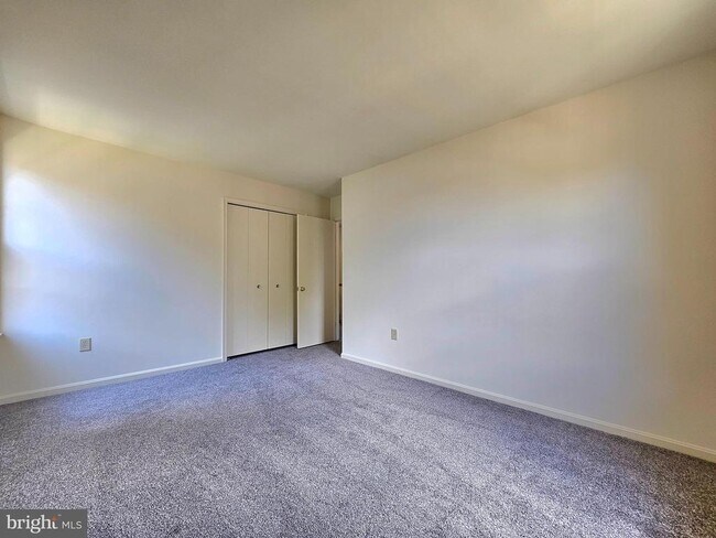 Building Photo - 4719 Gainsborough Dr