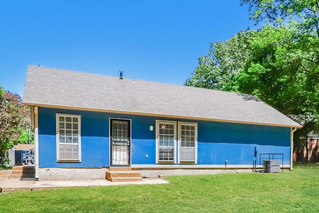 Building Photo - 1065 Llano Cove