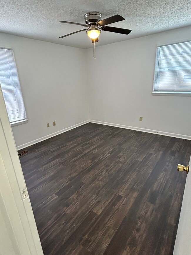 Building Photo - 4762 Trenton Dr