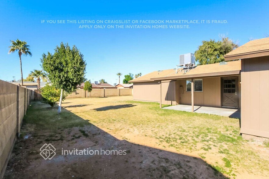 Building Photo - 1418 W Rosal Pl