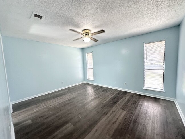 Building Photo - 3/2 No carpet & Fenced yard off Old Waynes...