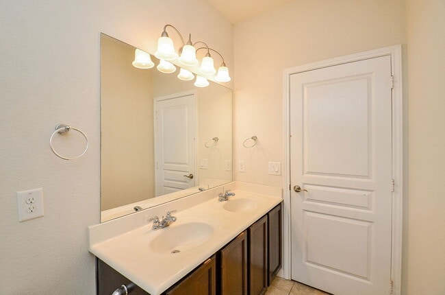 Building Photo - 16608 Spirit Lake Ct