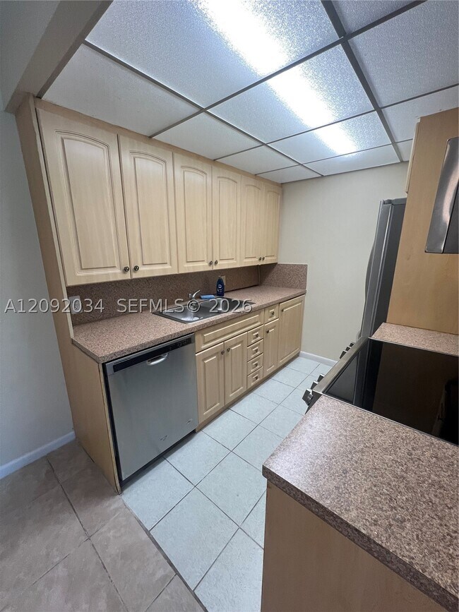 Building Photo - 1087 Cornwall E