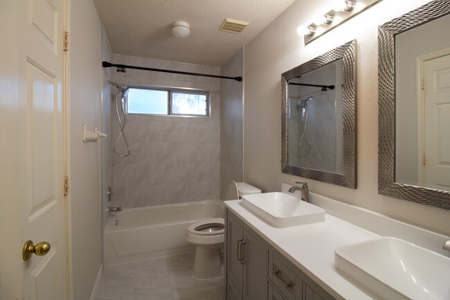 Building Photo - 2111 Grovewood Park