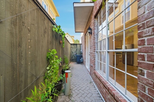 Building Photo - 3243 N Pemberton Cir Dr