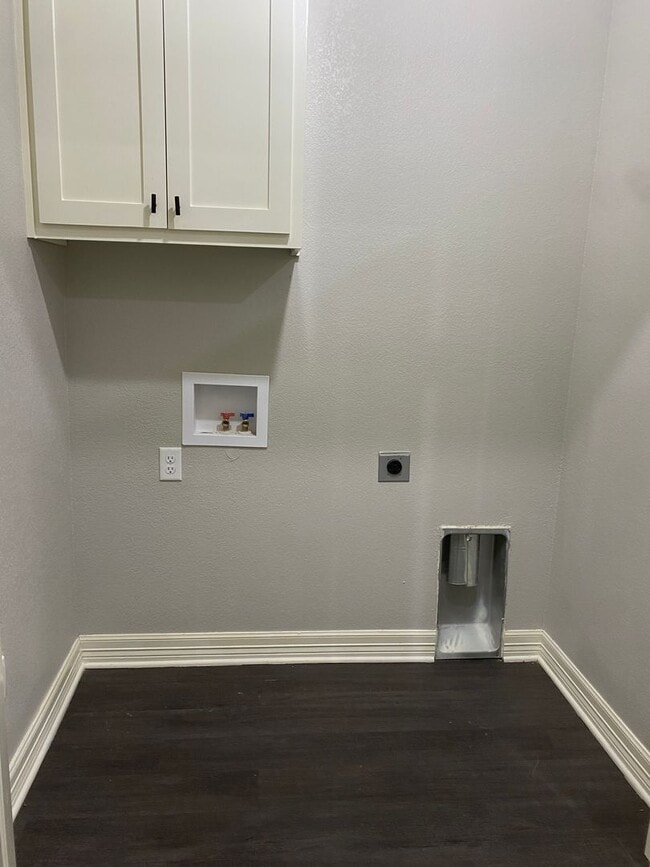 Building Photo - 3-bed, 2-bath built in 2022!