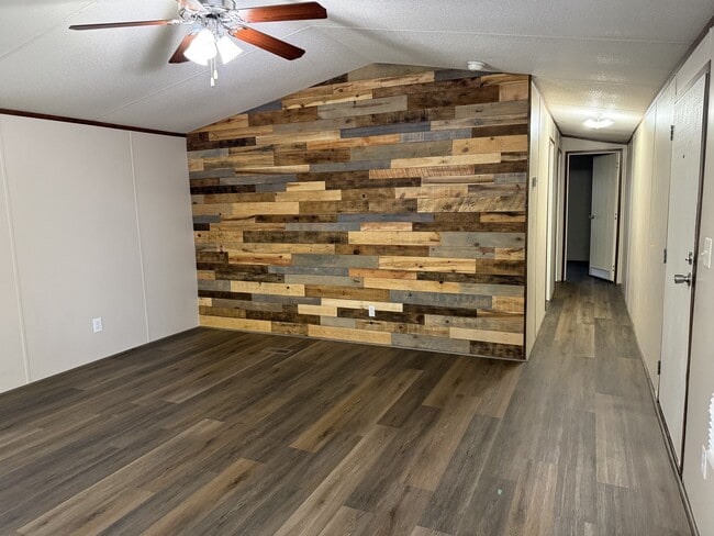 Building Photo - 200 Royalwood St