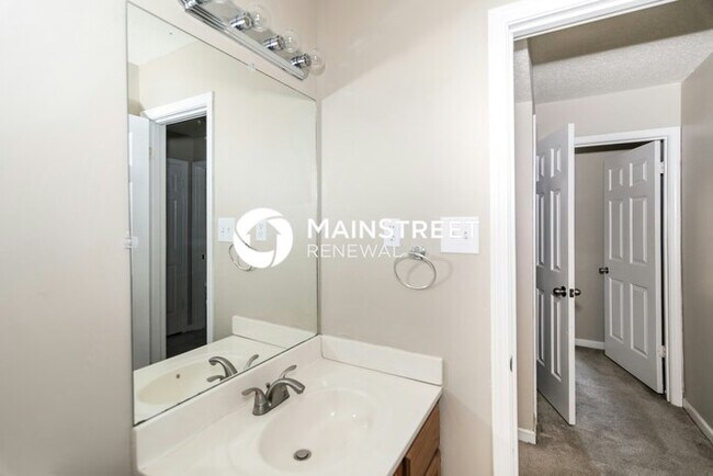 Building Photo - 5 Bedroom Pet-Friendly Home in Memphis, TN with Main Street Renewal
