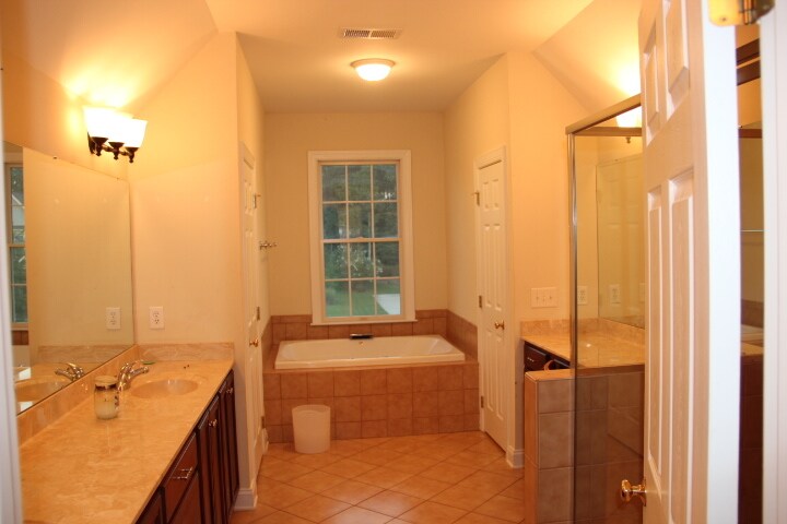 Building Photo - 5009 Groves Edge Ln