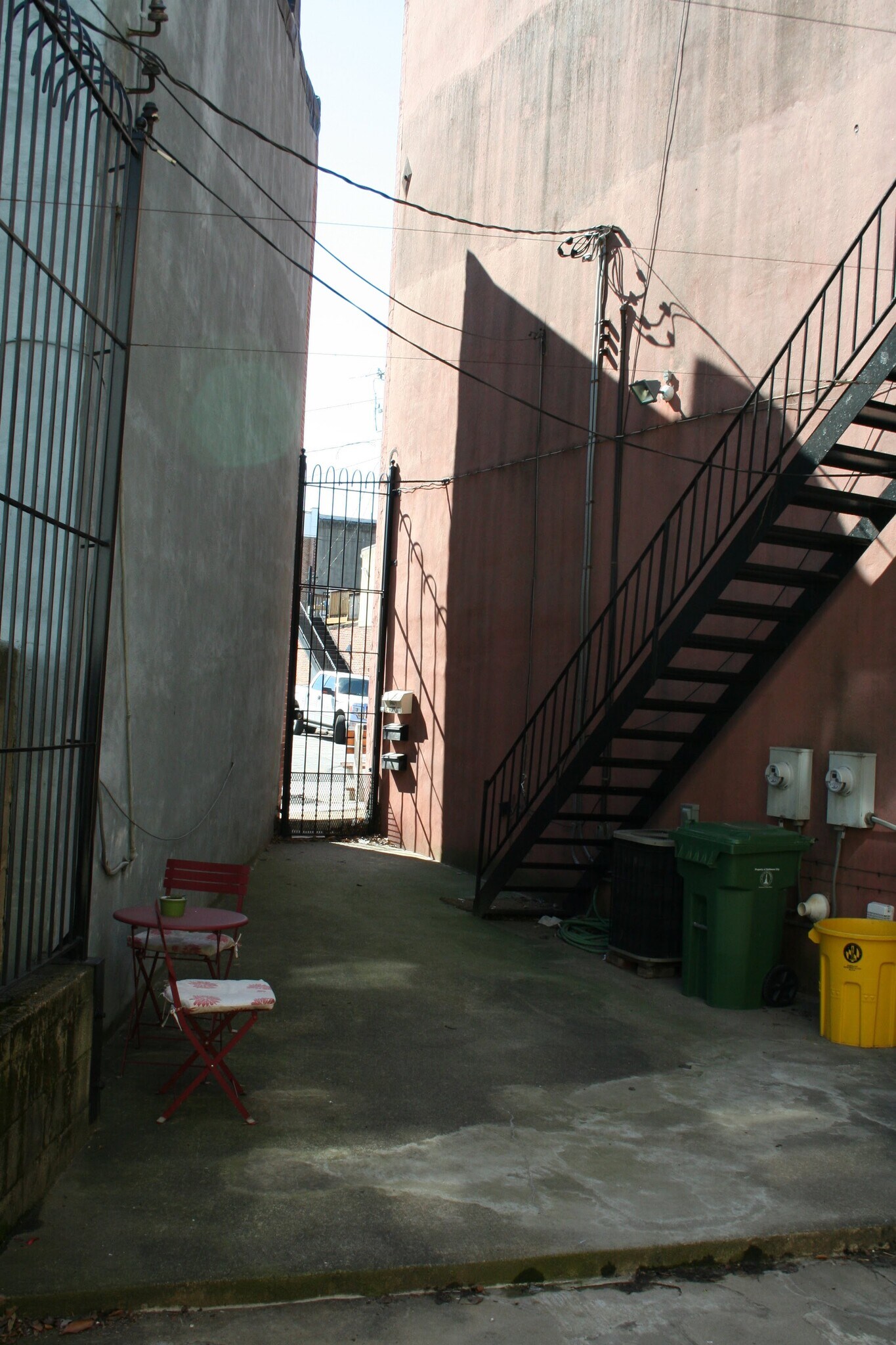 Gated entry area and shared outdoor space - 602 E Fort Ave