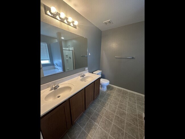 Building Photo - Great Floor Plan ~ Great Location ~ Lots o...