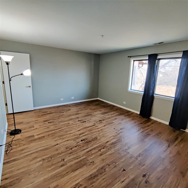 Building Photo - 21W581 North Ave