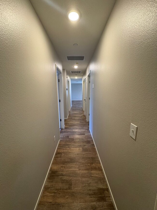 Building Photo - NW Visalia Home Available Now!