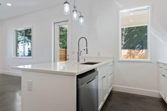 Building Photo - 2504 E 6th St