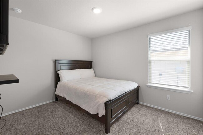 Building Photo - 1321 Lindsey Dr