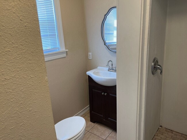 Building Photo - 2 Bedroom 1 Bath Duplex