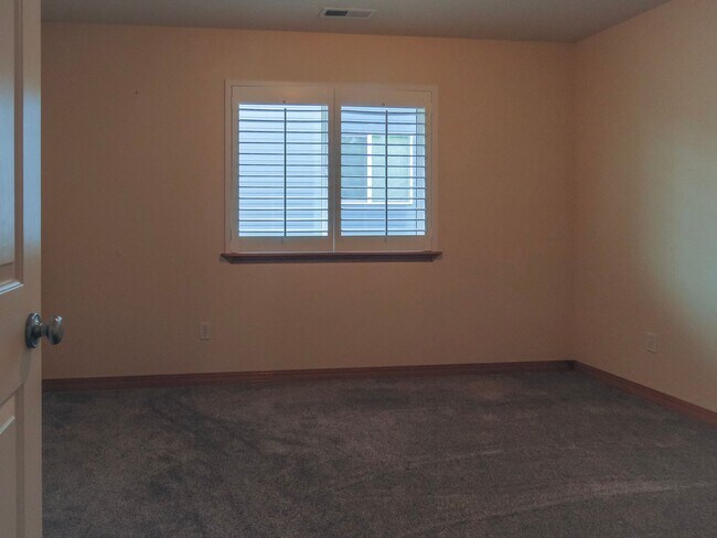 Building Photo - Master on Main- 3 Bedroom Plus 3 Bath Home...