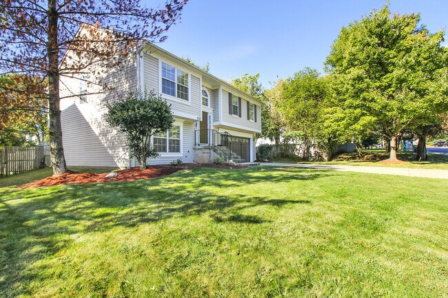 Building Photo - FENCED IN YARD!!!  Beautiful 4/3 UPDATED SF Home in Gaithersburg