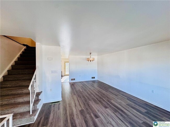 Building Photo - 235 Vista Dr