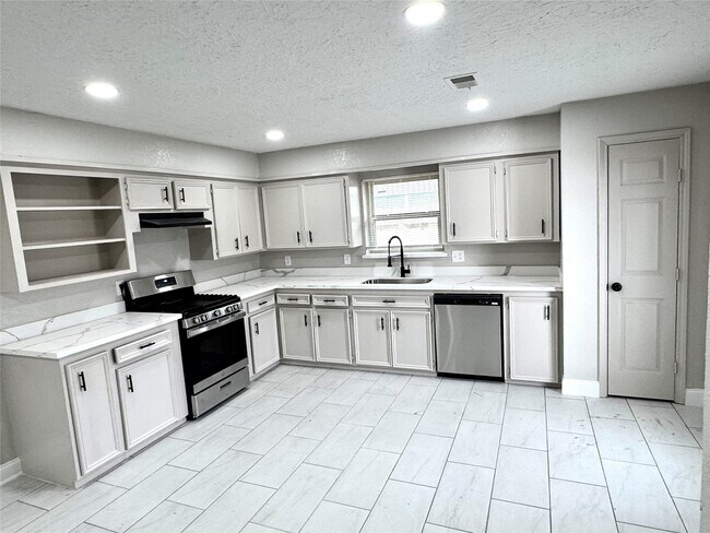 Building Photo - 6321 Apache Dr