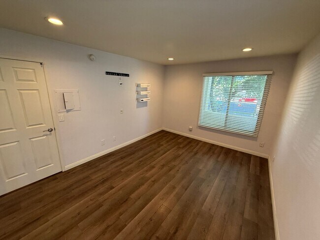 Building Photo - Modern 1-Bedroom Condo with Resort-Style A...