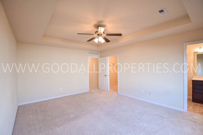 Building Photo - Check out this Beautiful 2 Bedroom, 2.5 Bath end unit Townhome in West Des Moines