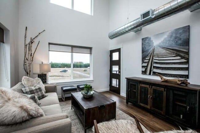 Building Photo - Whitefish Townhome w/ Clubhouse amenities