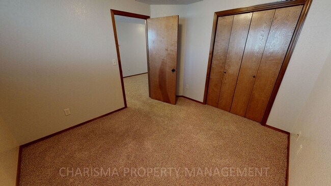 Building Photo - BEAUTIFUL 3 BD, 2 BA TOWNHOME WITH A FULLY EQUIPED KITCHEN, VAULTED CEILINGS, FIREPLACE, ATTACHED...