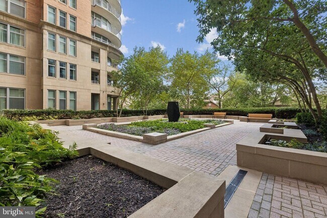 Building Photo - 8220 Crestwood Heights Dr