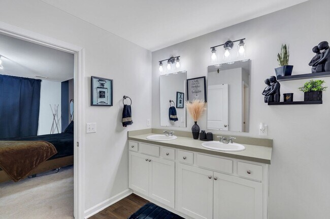 Building Photo - 4 Bed, 2 Bath Gem in Park West!