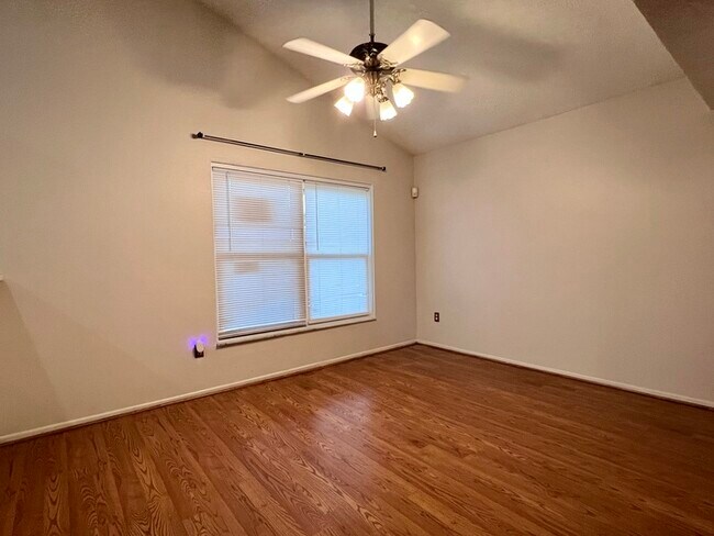 Building Photo - Spacious 3 bedroom 2 bath 2 car garage hom...