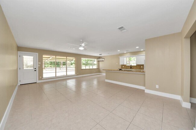 Building Photo - 11811 Campos Dr
