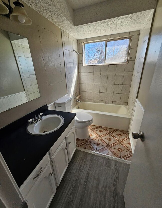Building Photo - 4 Bedroom House Available in OKC