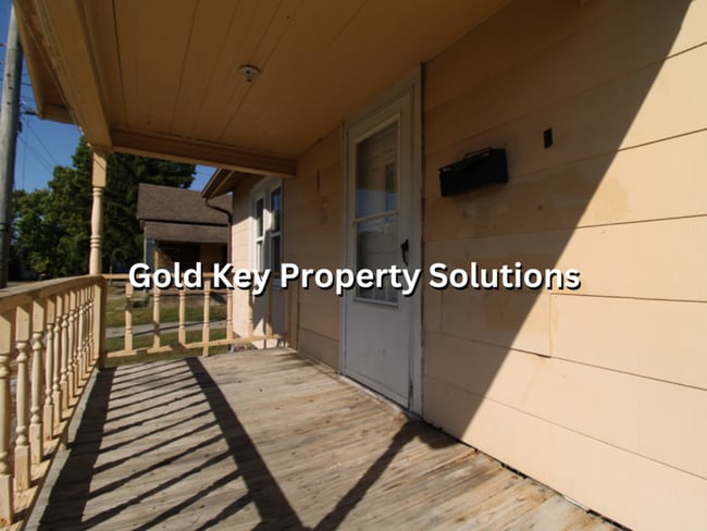 Building Photo - Spacious 2 BR 1 BA House with Nice Covered...