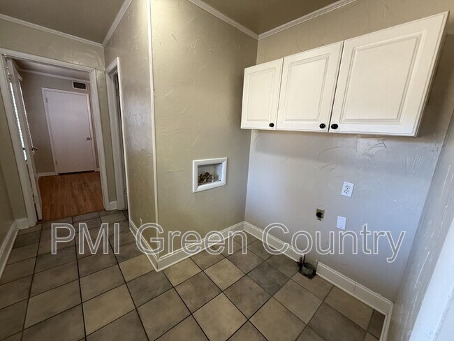 Building Photo - 1127 E 53rd Pl