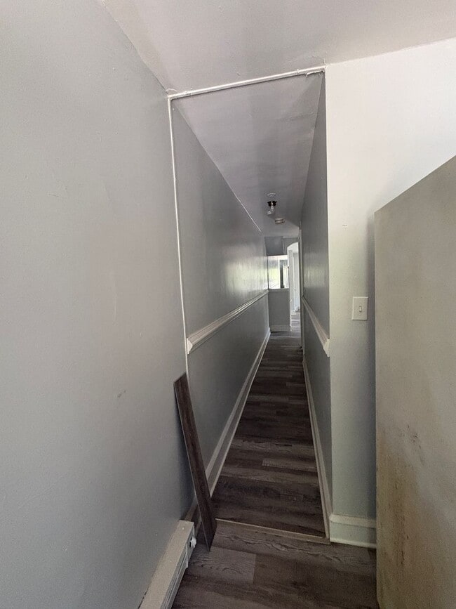 Building Photo - Cozy Downstairs Unit