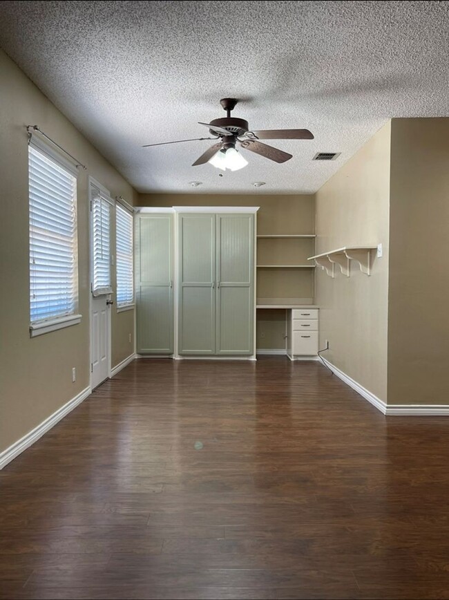 Building Photo - Beautiful 3 bedroom 2 bath home close to S...
