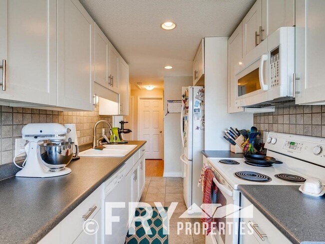 Building Photo - Spacious Updated Berkeley Triplex