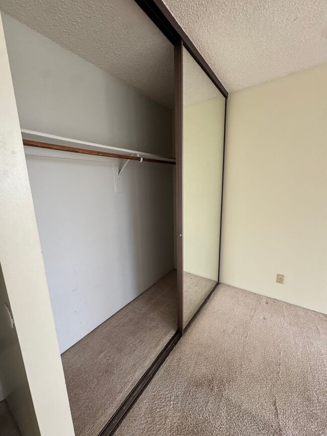 Building Photo - 2 bed 2 bath, 2 Reserved Parking at Nuuanu...