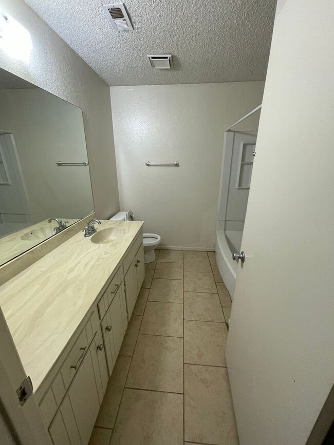 Building Photo - JC-4626/4634 Marlboro