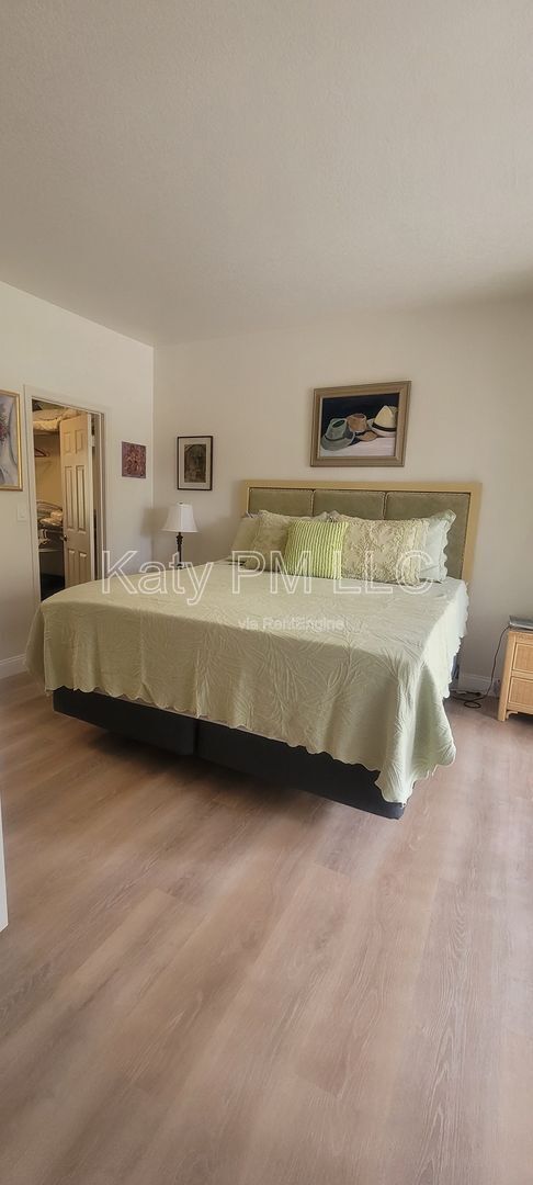 Building Photo - 9708 E Vía Linda